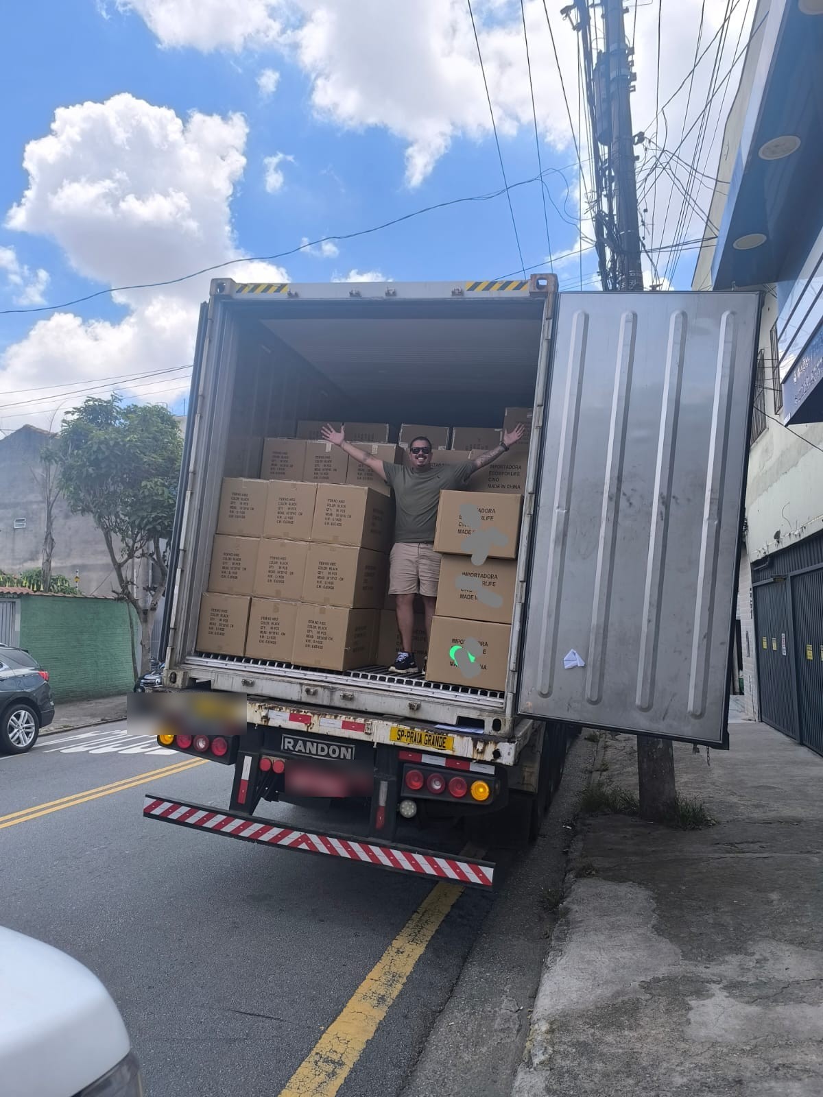 André dentro do contêiner recebendo a carga