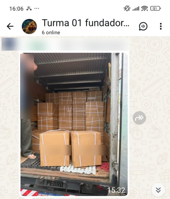 Caminhão carregado de caixas da importação de um aluno sendo descarregado