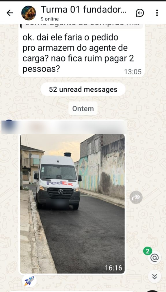 Van da FedEx parada na porta de um aluno entregando a importação