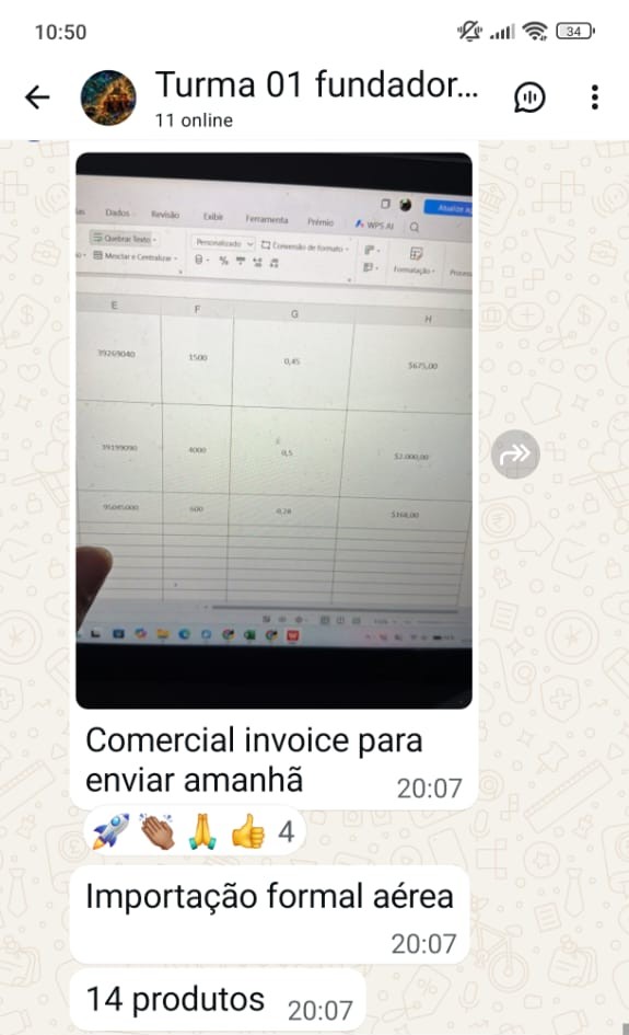Aluno mostrando a commercial invoice de uma importação formal aérea com 14 produtos