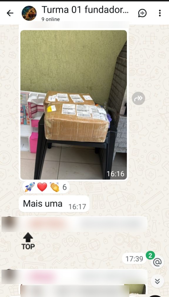 Aluno mostrando mais uma caixa de importação que chegou