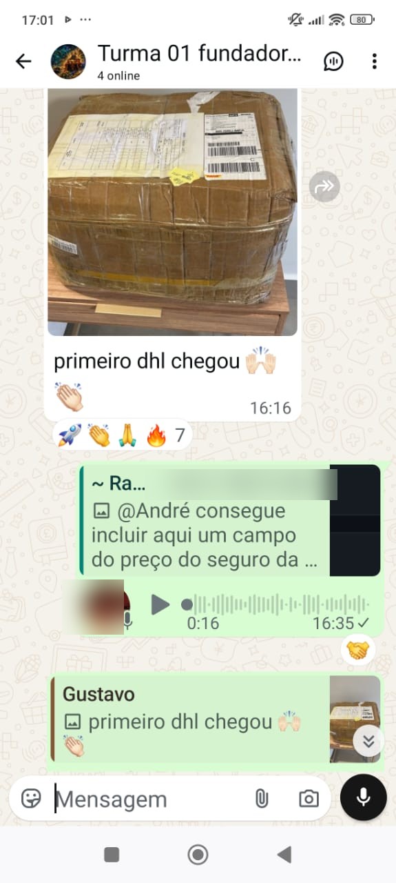 Aluno comemorando a chegada da primeira importação via DHL no grupo